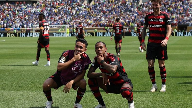 El festejo de Wallace, el tercero del Flamengo para sentenciar el partido.