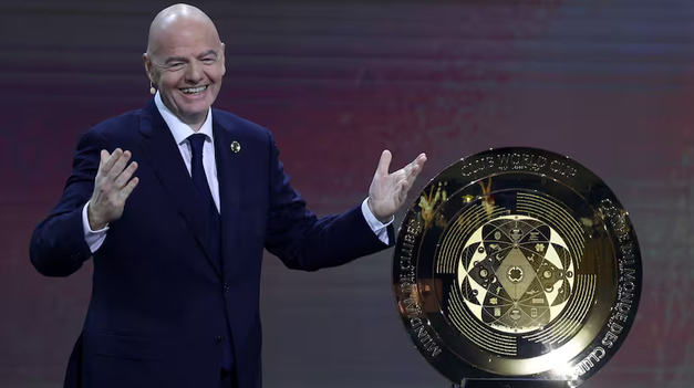 El presidente de la FIFA presentando el trofeo del Mundial de Clubes.
