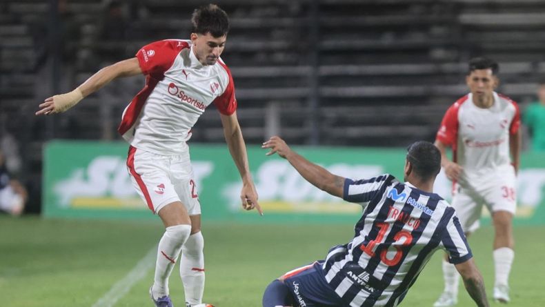 Nacho Pussetto intenta gambetear a Trauco