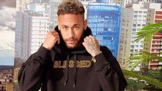 Neymar usó unos pantalones con estampados camuflados, al estilo militar, con unas botas negras. Neymar usó unos pantalones con estampados camuflados, al estilo militar, con unas botas negras.