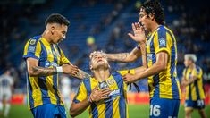 El goleador Alejo Véliz mira el cielo y le dedida su tanto a Miguelo. El goleador Alejo Véliz mira el cielo y le dedida su tanto a Miguelo.