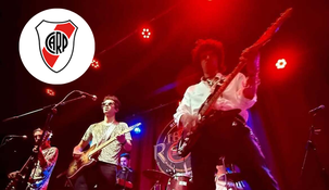 El exfutbolista es el cantante y guitarrista de su banda. El exfutbolista es el cantante y guitarrista de su banda.