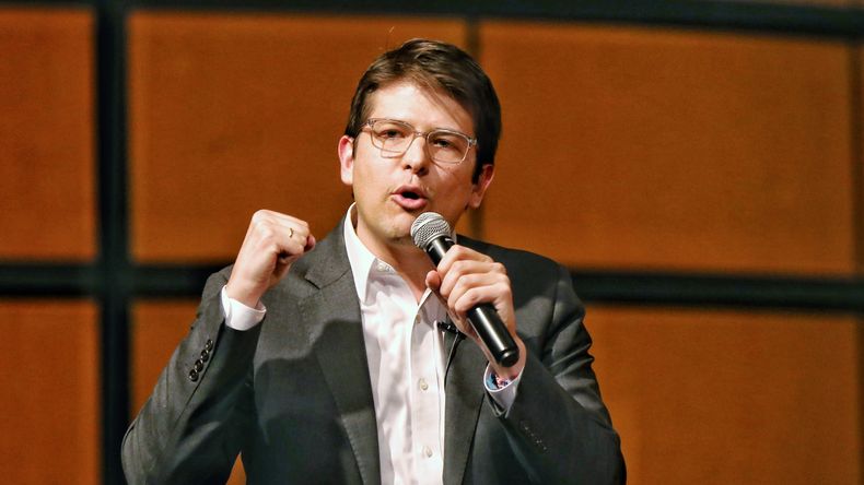 Uribe continúa internado en terapia intensiva en una clínica de Bogotá.