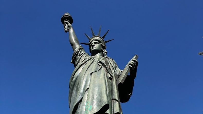 La Estatua de la Libertad de Buenos Aires mide solo 3 metros.