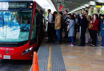 El momento viral de una mujer que quiso subir con un lavarropas al colectivo y la rechazaron.