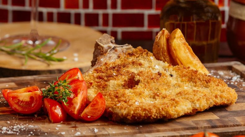 La elección de un vino adecuado para acompañar esta combinación requiere equilibrio, buscando que realce el sabor de la carne y la textura crocante sin opacar la riqueza de la guarnición