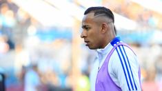 Villa se mantuvo serio todo el partido. Villa se mantuvo serio todo el partido.