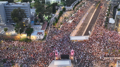 Fue la protesta más multitudinaria desde el inicio de la guerra entre Israel y Hamás el pasado 7 de octubre. Fue la protesta más multitudinaria desde el inicio de la guerra entre Israel y Hamás el pasado 7 de octubre.
