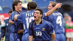Diego Maradona y su gol a Grecia, el último que marcó con la Selección argentina. Diego Maradona y su gol a Grecia, el último que marcó con la Selección argentina.