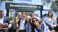 Kicillof junto a un grupo de docentes.