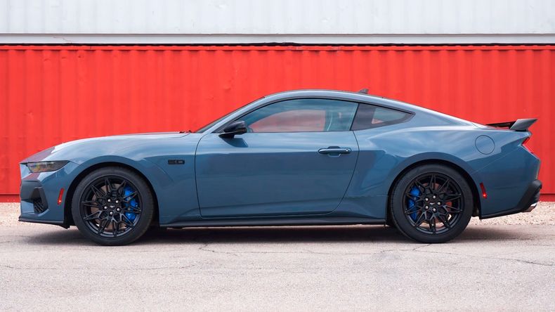 Mantiene la inconfundible silueta del Mustang.