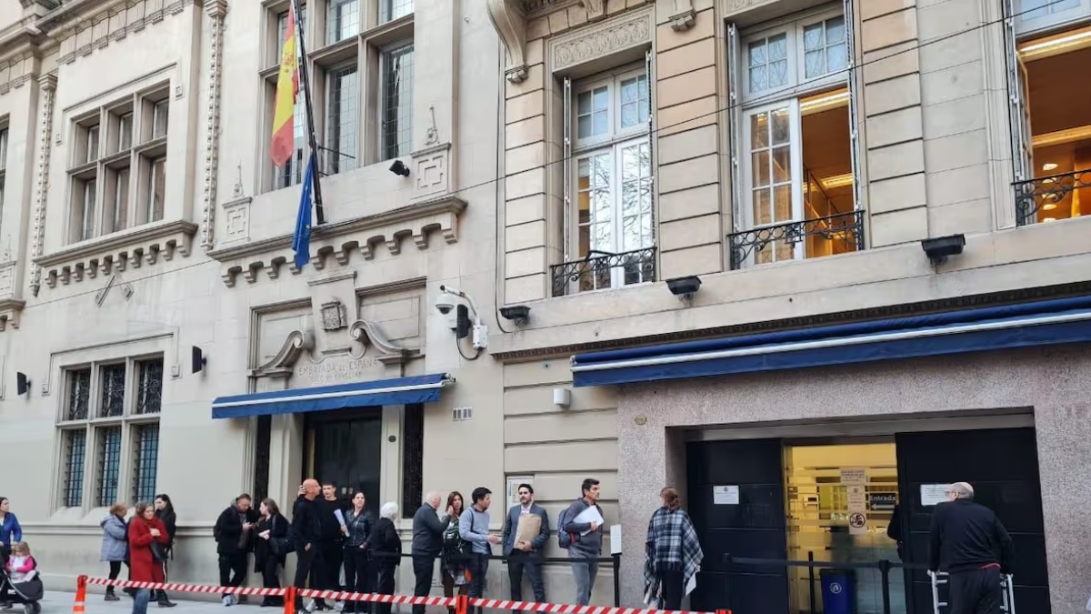 Últimos días de la Ley de Nietos: cuál es el Consulado de España que me corresponde para tramitar la ciudadanía