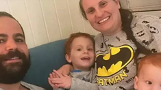 Los niños Kfir y Ariel Bibas junto a sus padres.