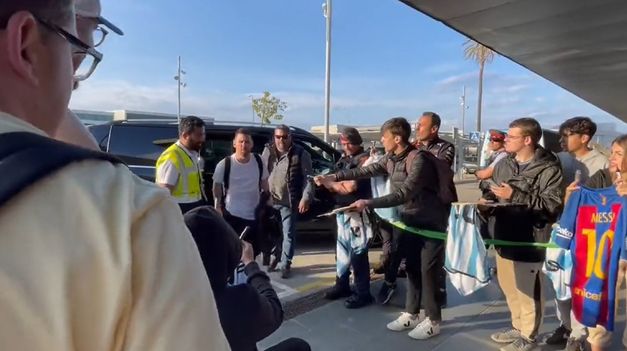 Messi solamente firmó camisetas argentinas en su regreso desde Barcelona a París
