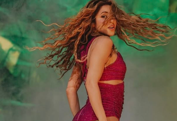 La preparación física de Shakira se estructura en sesiones de entrenamiento que combinan trabajo de fuerza con pesas, series cardiovasculares y secuencias de baile.