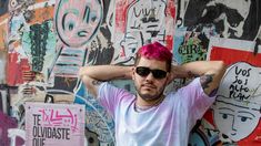 Joan Sprei canta, compone, produce y toca instrumentos. Joan Sprei canta, compone, produce y toca instrumentos.