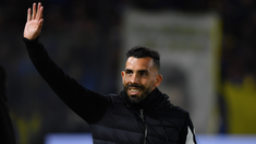 Carlos Tevez es el nuevo DT del Rojo. Carlos Tevez es el nuevo DT del Rojo.