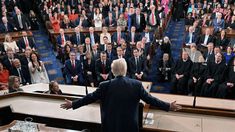 Los archivos de Jeffrey Epstein complicarían a empresarios, políticos e instituciones financieras. Entre ellos, el presidente Donald Trump. Los archivos de Jeffrey Epstein complicarían a empresarios, políticos e instituciones financieras. Entre ellos, el presidente Donald Trump.