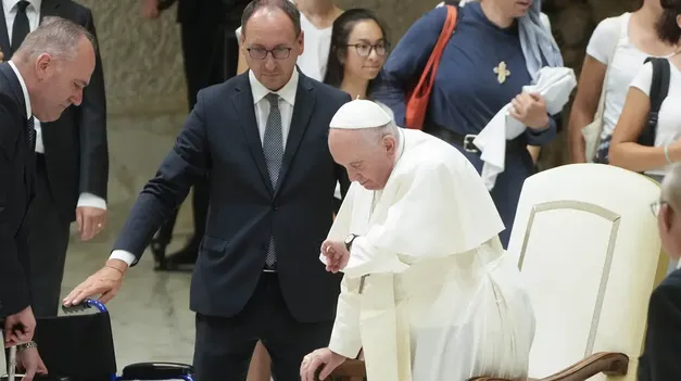 El Papa Francisco nombró “asistente sanitario personal” al enfermero que “le salvó la vida”.