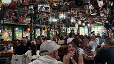 Las parrillas y bodegones del pueblo atraen visitantes cada fin de semana largo.
