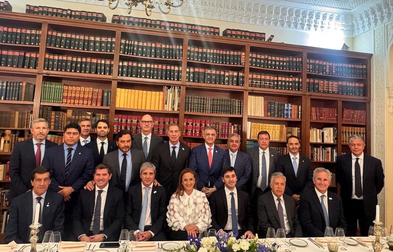Luis Caputo y Diego Santilli en la reunión en Francia.