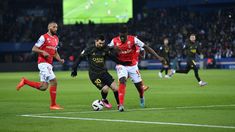 Messi ante los defensores de Reims. Messi ante los defensores de Reims.