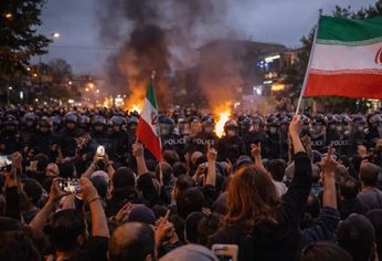 En varios de los videos viralizados en las redes sociales se puede ver la enorme violencia que se desató en esta nueva ola de protestas. Incluso, una persona utilizó un lanzallamas y prendió fuego a un agente motorizado de las fuerzas de seguridad. En varios de los videos viralizados en las redes sociales se puede ver la enorme violencia que se desató en esta nueva ola de protestas. Incluso, una persona utilizó un lanzallamas y prendió fuego a un agente motorizado de las fuerzas de seguridad.