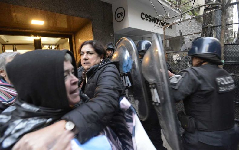 La Policía porteña arremete contra los manifestantes.