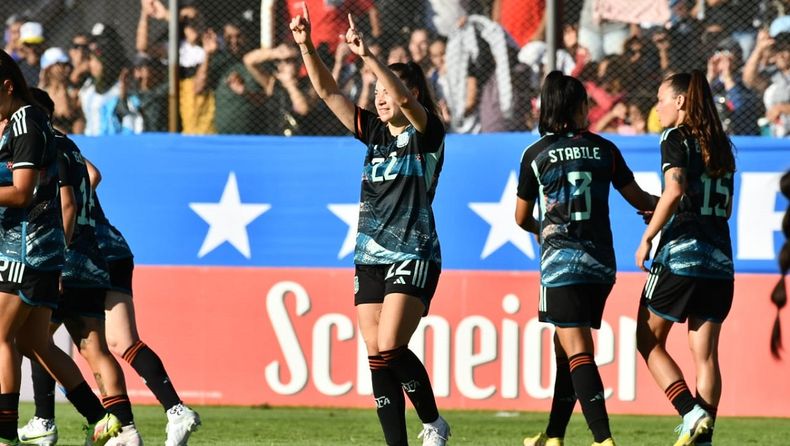 Banini festeja su gol, el tercero de Argentina.