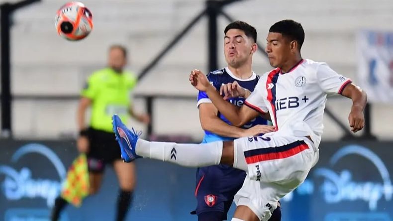 El lateral derecho Ezequiel Herrera, uno de los más regulares de San Lorenzo.
