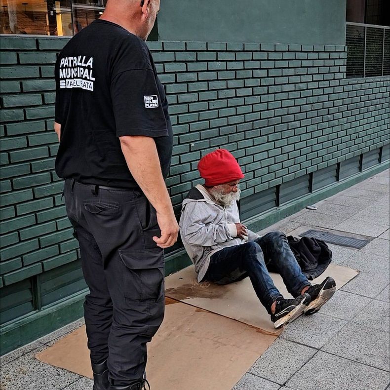 La Patrulla Municipal de General Pueyrredon acumula denuncias por malos tratos contra personas en situación de calle.