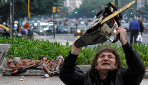 Casi el 67% de la gente ya no cree en el relato de la herencia recibida y culpa a Milei por la pobreza (Imagen generada con IA)