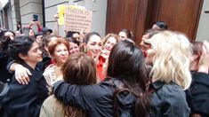 Thelma Fardin junto a las mujeres que fueron a apoyarla. Thelma Fardin junto a las mujeres que fueron a apoyarla.