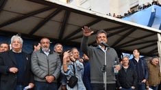 Massa junto a la cúpula de la CGT.