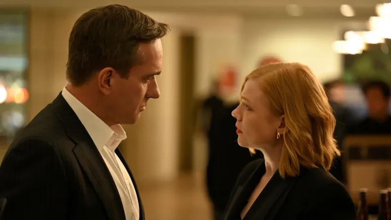 Se despide la serie más aclamada de los últimos años, Succession. Ganadora de varios premios EMMY, la ficción de HBO y HBO Max llega a su final con su cuarta temporada.