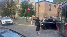 La monja se calzó las zapatillas y no dudó en ordenar el caos vehicular.