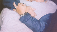 La postal más esperada: la foto del gran beso y abrazo de Maradona a Diego Junior La postal más esperada: la foto del gran beso y abrazo de Maradona a Diego Junior
