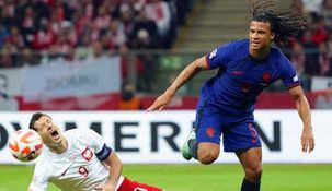 Robert Lewandowski se lamenta ante Nathan Aké. Robert Lewandowski se lamenta ante Nathan Aké.