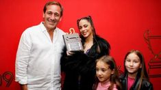 Tini Stoessel recibió el reconocimiento de manos del intendente Julio Garro. Tini Stoessel recibió el reconocimiento de manos del intendente Julio Garro.