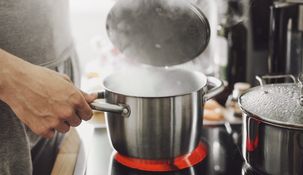 El truco para que el agua hierva más rápido cuando cocinás: casi nadie lo hace.