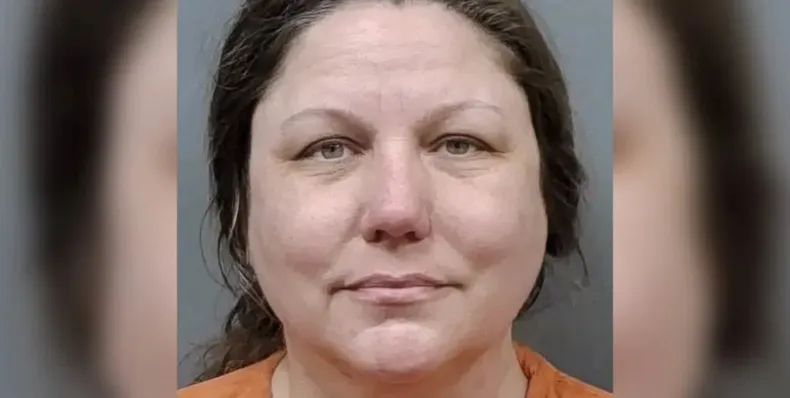 Susan Avalon fue detenida y acusada por homicidios en segundo grado.