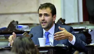 Emiliano Estrada, diputado nacional de La Cámpora, involucrando en un oscuro manejo en redes sociales.