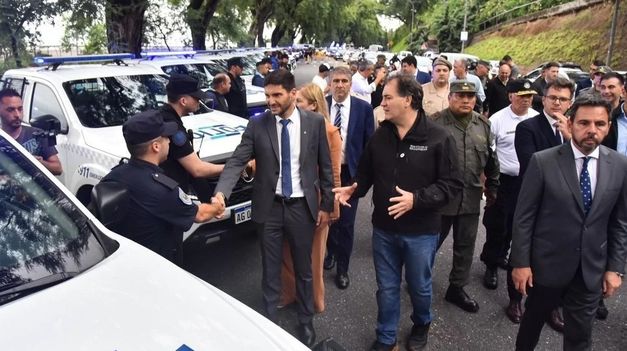 Los primeros móviles policiales fueron recibidos por Pullaro en la Avenida Belgrano frente al Anfiteatro de Rosario.&nbsp;