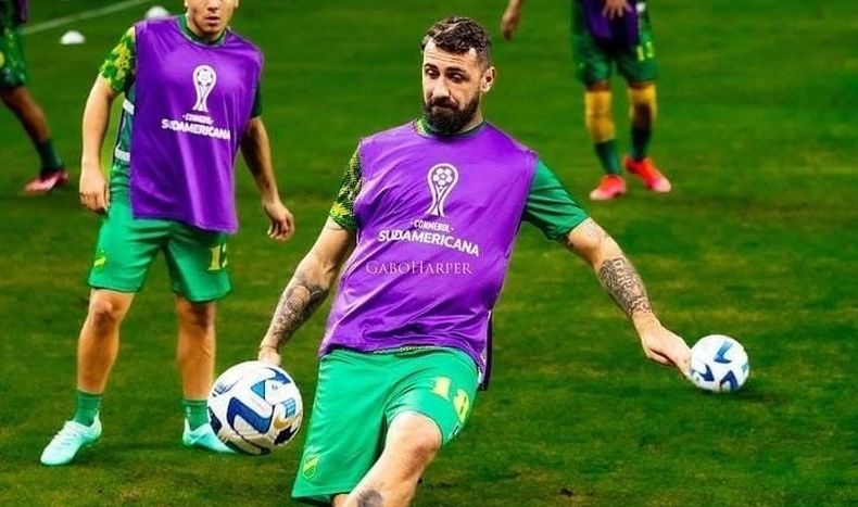 Lucas Pratto con la camiseta de Defensa y Justicia.