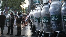 Las fuerzas de seguridad tienen prohibido identificarse con partidos políticos mientras están en funciones. Las fuerzas de seguridad tienen prohibido identificarse con partidos políticos mientras están en funciones.