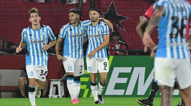 Mura, Salas y Martínez festejan la victoria en Rosario.