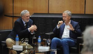 Juan Schiaretti durante su disertación en la UBA.