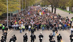 Protestas en Alemania ante las nuevas medidas del Gobierno por los picos de Covid-19. Protestas en Alemania ante las nuevas medidas del Gobierno por los picos de Covid-19.