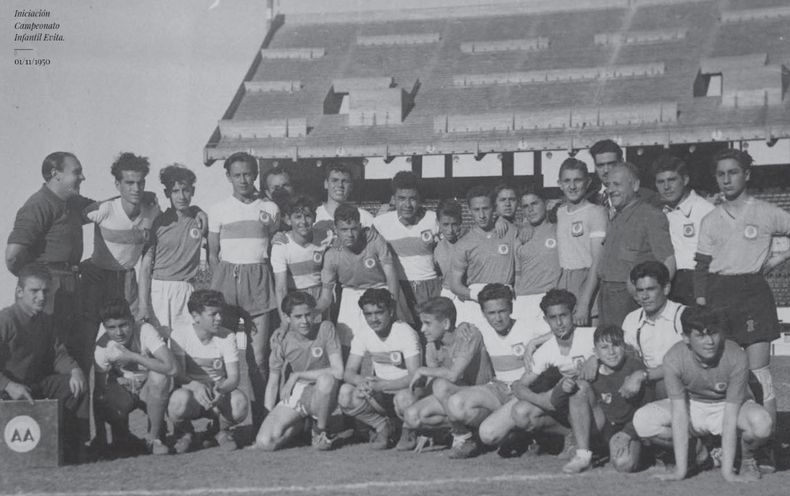 Jóvenes participantes de los Juegos Evita en el torneo de 1950 en la cancha de Independiente.