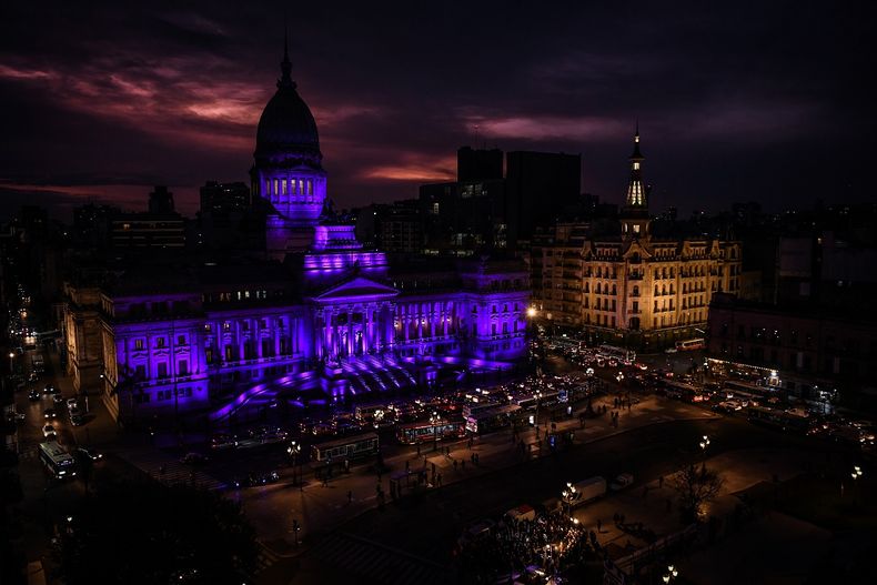 El Congreso iluminado con luces violetas.